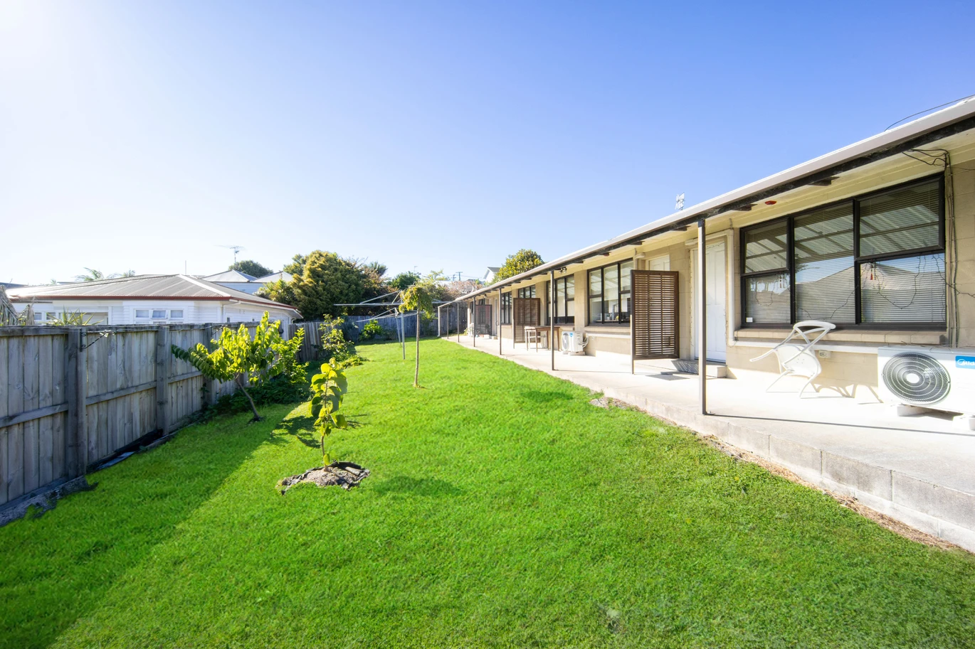5 x 1-bed units ( each unit 1 bed 1 bath 1 car park) on 835m2 section, offers an estimated rental return of $2,250 per week, minutes from Kingsland and Grey Lynn villages, easy motorway access, schools nearby, including Western Springs College, Mt Albert Grammar School, Auckland Girls’ Grammar School, and Kowhai Intermediate. 1-5/1 Derwent Street, Western Springs, Auckland