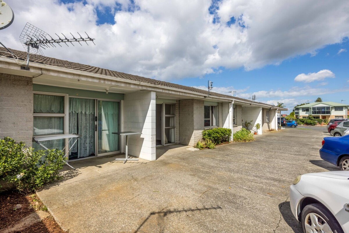 Brick and tile 6 self-contained flats (1x2brm + 5x1brm units) on 1012m2 section, reliable rental income at $127,500pa, Kings College and Otahuhu College just minutes away, close to Royal Auckland Golf Course and quick access to SH20 & SH1, 80 Walmsley Road, Otahuhu, Auckland