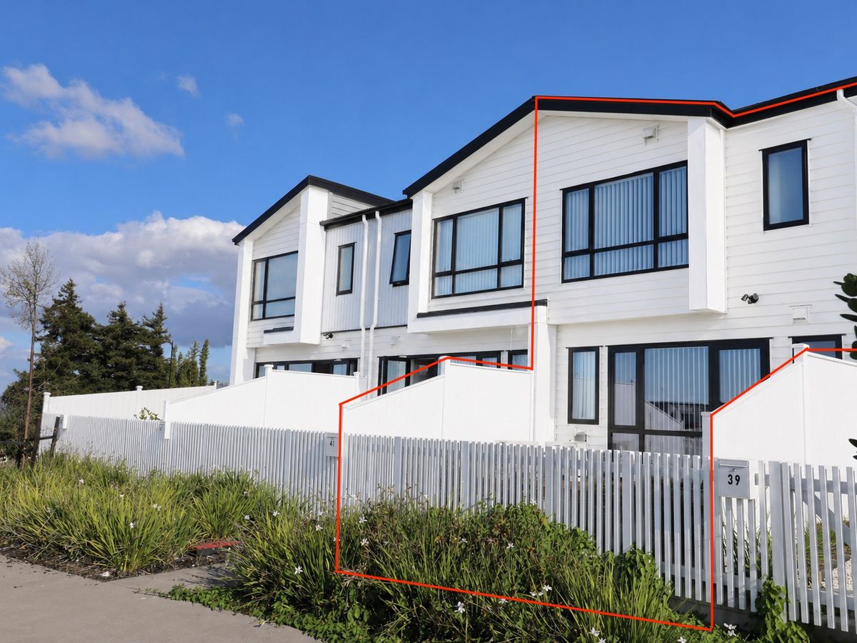 For rent, 4 beds 2 baths townhouse with garage, Available on Fri 1st May, 41 Observation Green, Hobsonville, Auckland