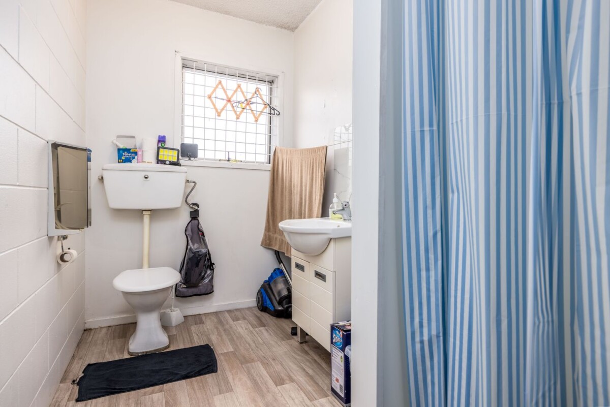 Brick and tile 6 self-contained flats (1x2brm + 5x1brm units) on 1012m2 section, reliable rental income at $127,500pa, Kings College and Otahuhu College just minutes away, close to Royal Auckland Golf Course and quick access to SH20 & SH1, 80 Walmsley Road, Otahuhu, Auckland
