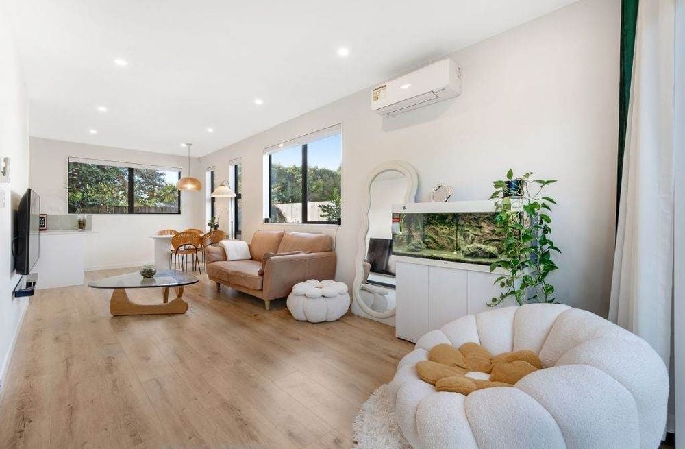 Standalone 3 beds 2.5 baths house with garage, close to Onehunga Mall shops and Dressmart, schools, motorway access, Zoned in Royal oak intermediate and Onehunga High school, 21F Grotto Street, Onehunga, Auckland
