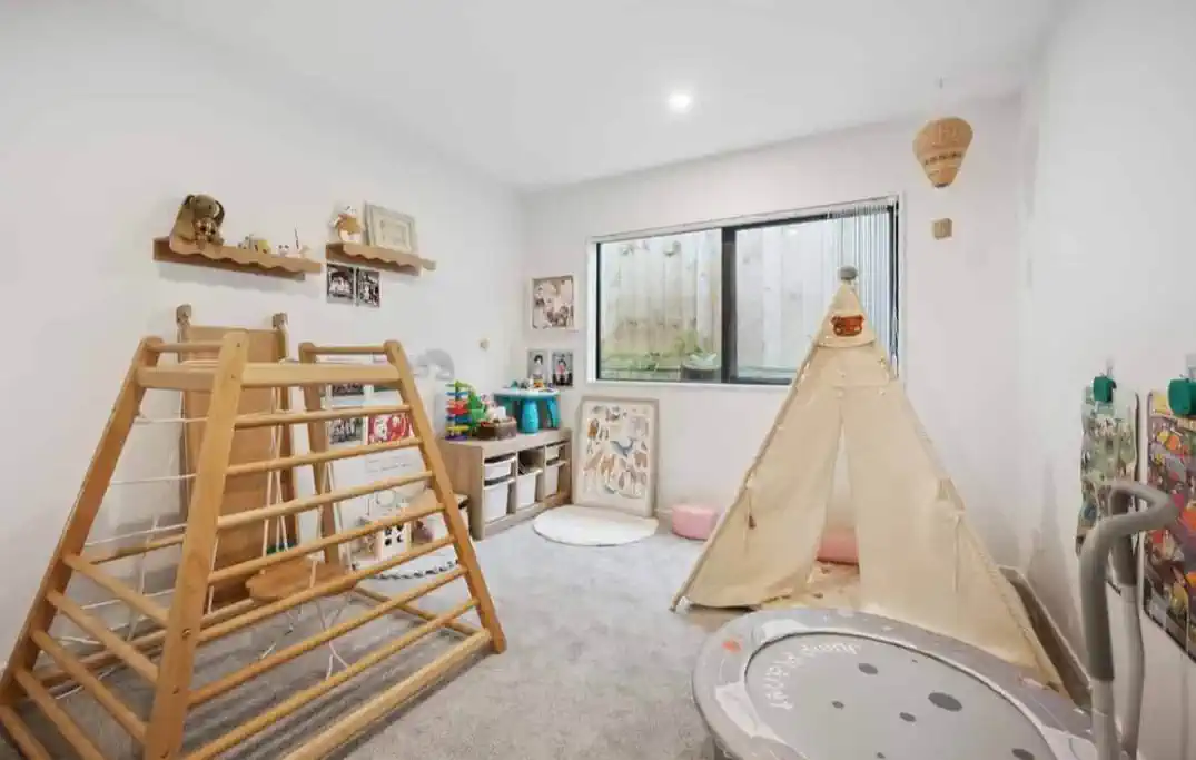 4 beds 3 baths house with garage, close to excellent schools, local shops, cafes, and the beach, 0.3 km to Sherwood School (Auckland), 0.7 km to Northcross Intermediate, 1B Robin Lane, Browns Bay, Auckland