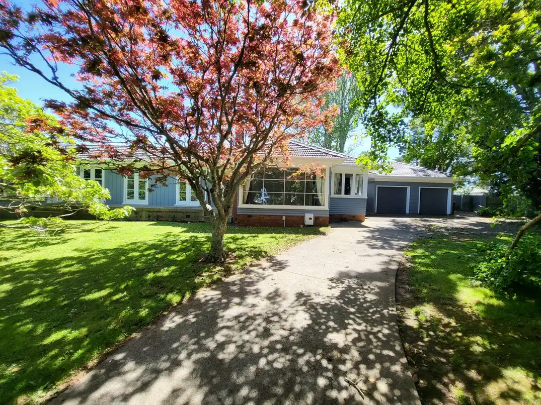 For rent, 5 beds 1 bath house with double garage, Available Now, 45A Wallace Road, Papatoetoe, Auckland