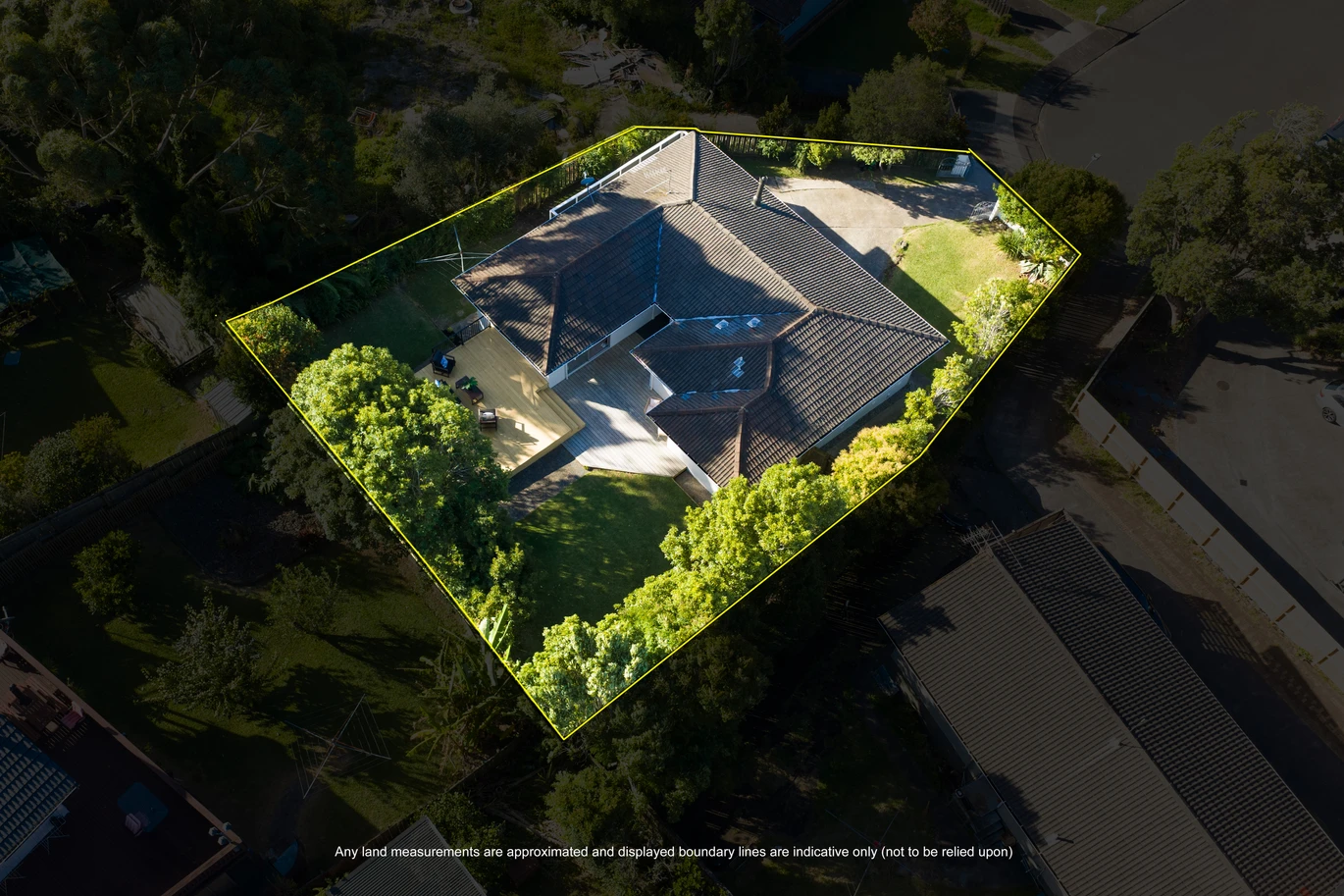 160m2 2 beds 2 baths house with garage on 724m2 section, A separate garage adds practicality and flexibility, offering secure parking, workshop space, or additional storage. With plenty of off-street parking available. 9 Osmond Court, Sunnyvale, Auckland
