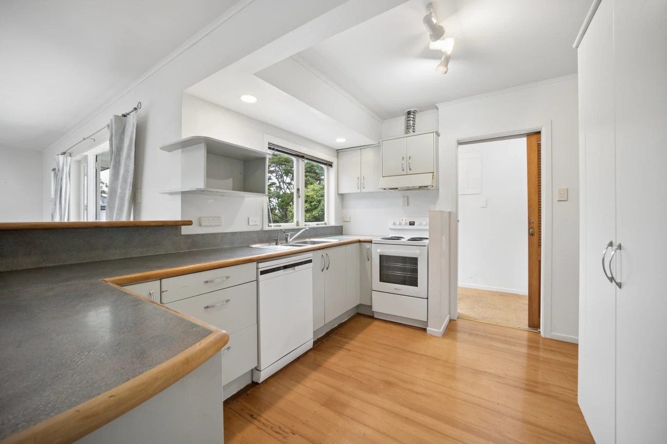 120m2 3 beds 1 bath house with garage on 675m2 section, conveniently situated near quality schooling, public transport, and Green Bay Village, 32 Taupo Street, Green Bay,, Auckland