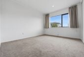 203m2 Brick and tile 4 beds 2.5 baths house on 602m2 section, just a short stroll to Albany Mall, a mins to local school, and convenient transport links. Zoned for Oteha Valley School, Northcross Intermediate, and Long Bay College, 2 Spring Valley, Oteha, Auckland