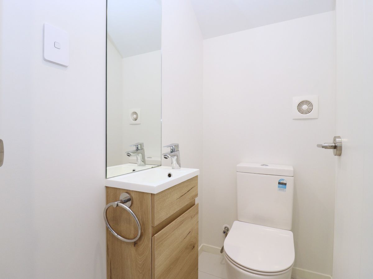 For rent, 4 beds 2 baths house with garage, Available Now, 5C Devon Road, Bucklands Beach, Auckland