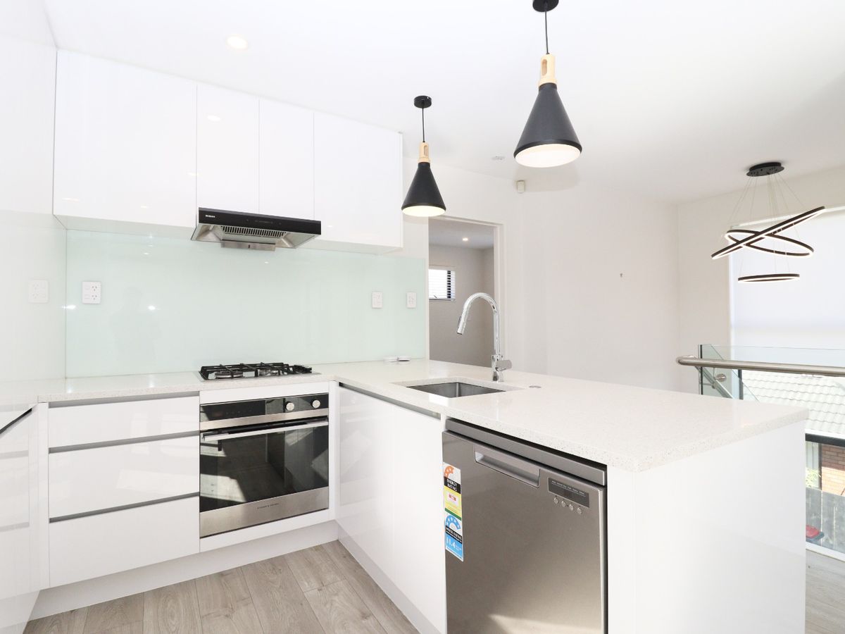 For rent, 4 beds 2 baths house with garage, Available Now, 5C Devon Road, Bucklands Beach, Auckland