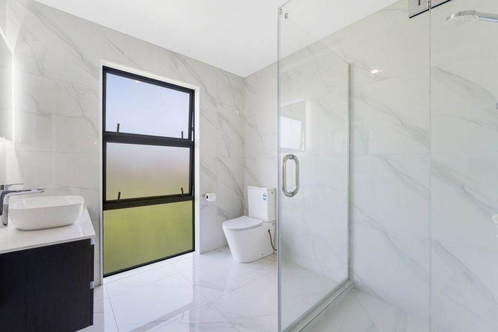 Standalone 3 beds 2.5 baths house with garage, close to Onehunga Mall shops and Dressmart, schools, motorway access, Zoned in Royal oak intermediate and Onehunga High school, 21F Grotto Street, Onehunga, Auckland