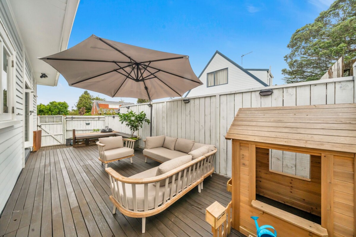 Move-in ready, 141m2 Renovated 3 beds 2 baths house with car parks on 474m2 section, fully fenced, along with recently renovated bathrooms, including a contemporary family bathroom and a stylish ensuite, 69 Rockfield Road, Penrose, Auckland
