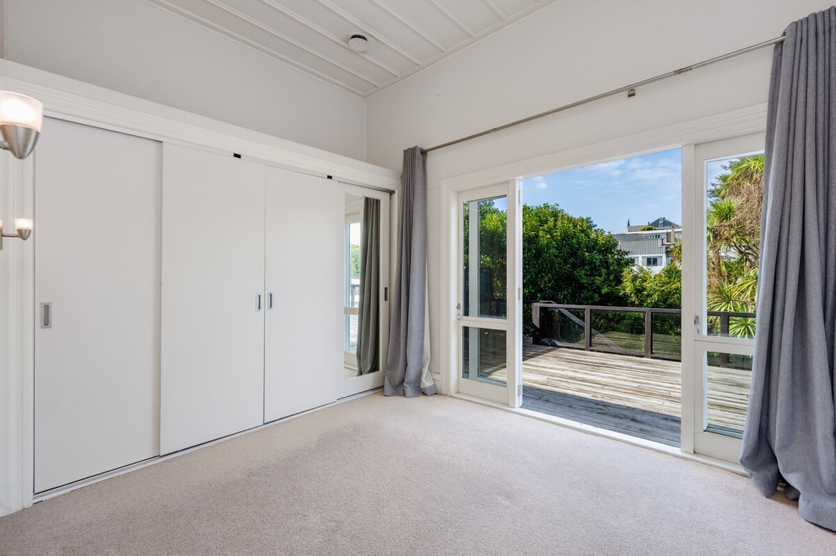 Double Grammar school zone, 3 beds 2 baths house with carport on 675m2 section, close to parks, reserve, schools, Newmarket shopping centre, zoned for Victoria Avenue School, Remuera Intermediate, Auckland Grammar, and Epsom Girls Grammar, 141 Bassett Road, Remuera, Auckland