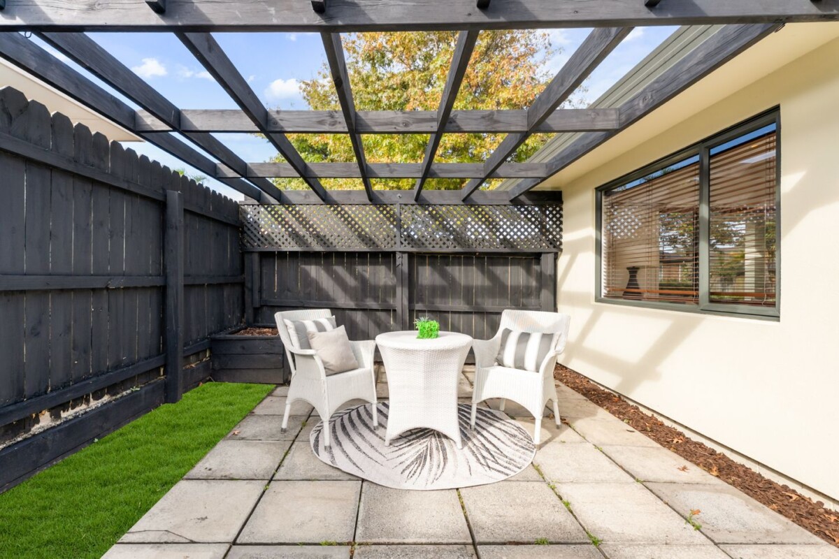 Vendors Settled Overseas, Botany Downs Secondary College zone, 140m2 3 beds 1 bath house with double garage on 400m2 section, moments to Botany Downs shopping centre, schools, 7 Brittas Place, East Tamaki, Auckland