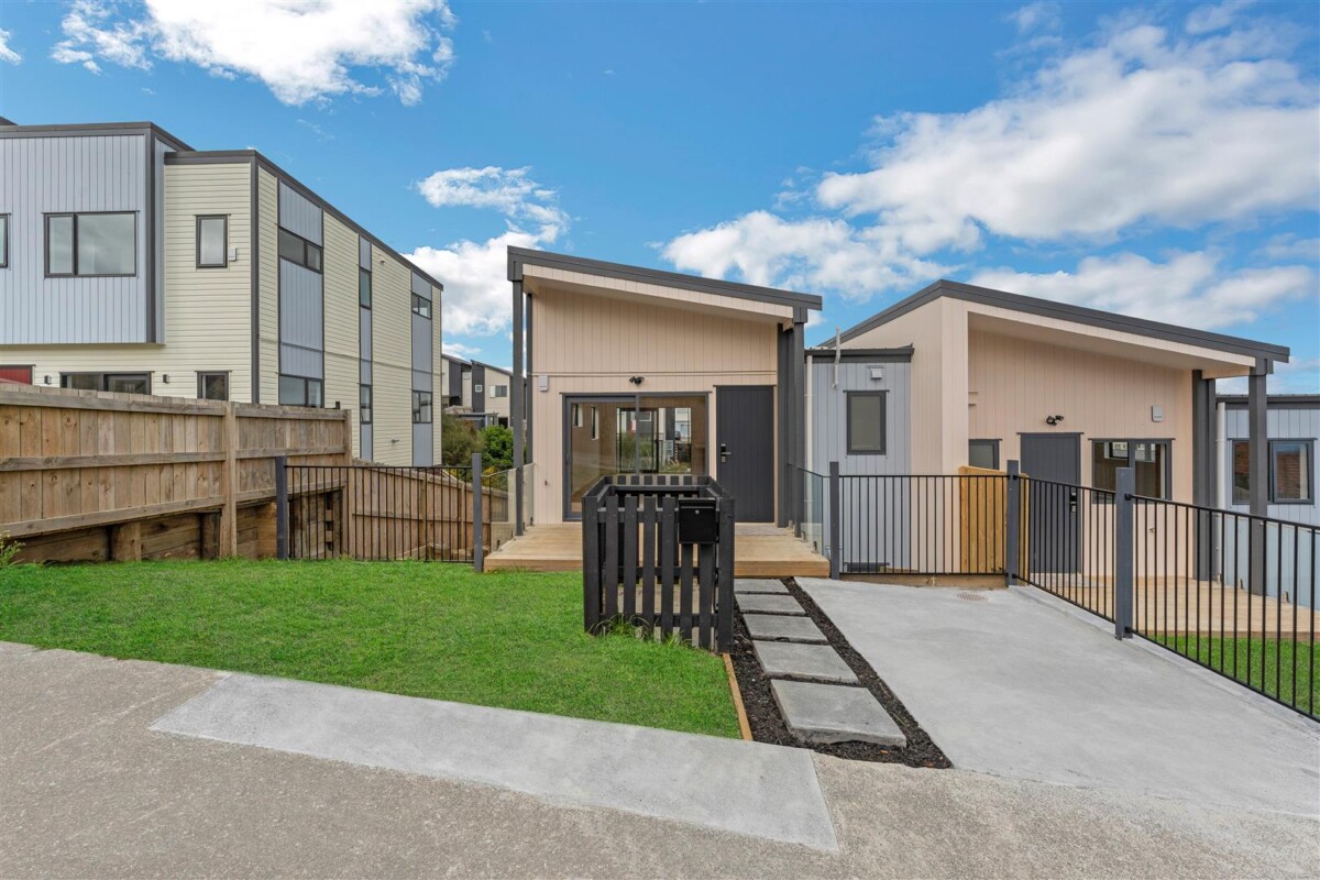 Must sell, Brandnew freehold 3 beds 2.5 baths home with car park, close to shops, schools, town centre, 8 Wahine Street, Papakura, Auckland