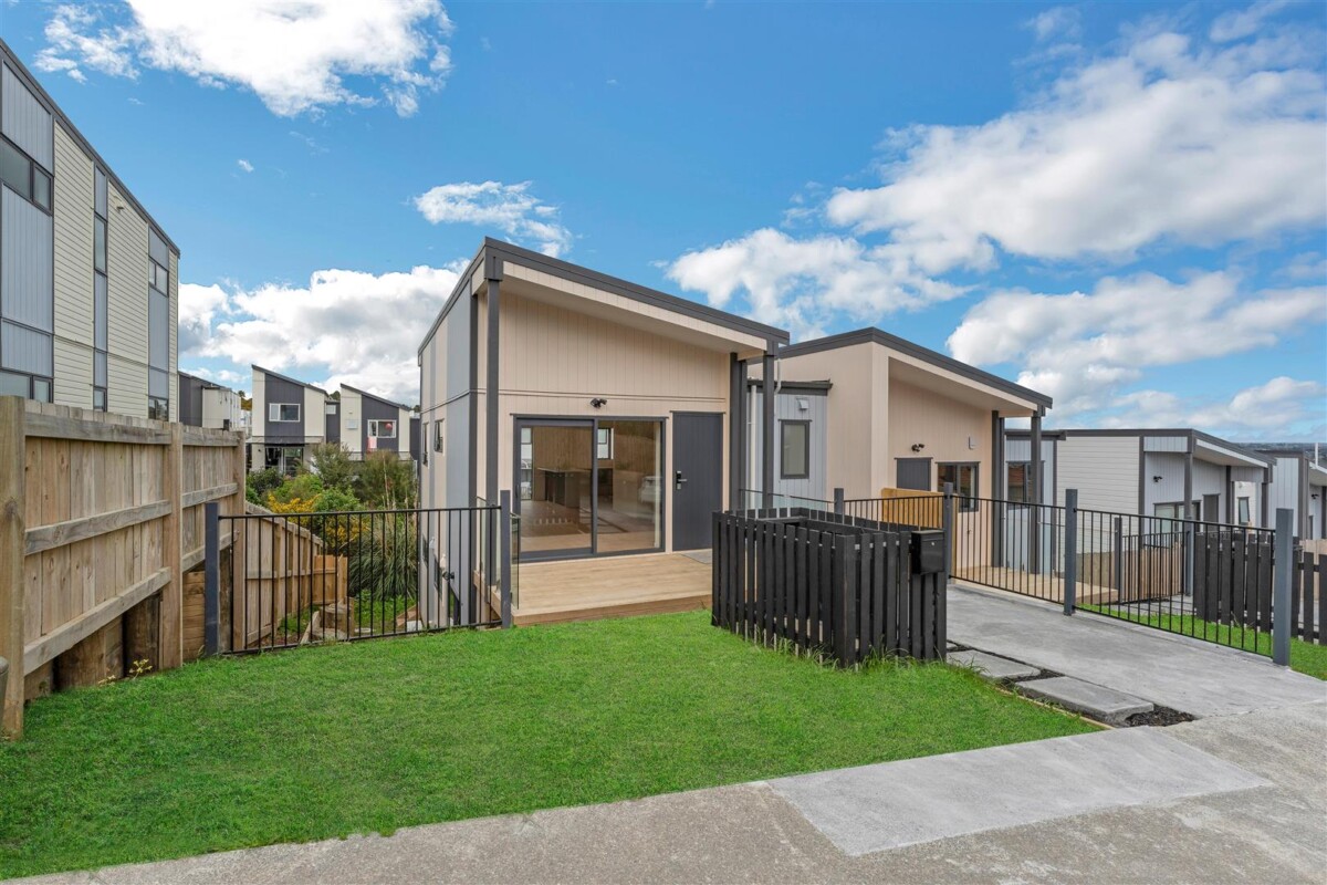 Must sell, Brandnew freehold 3 beds 2.5 baths home with car park, close to shops, schools, town centre, 8 Wahine Street, Papakura, Auckland