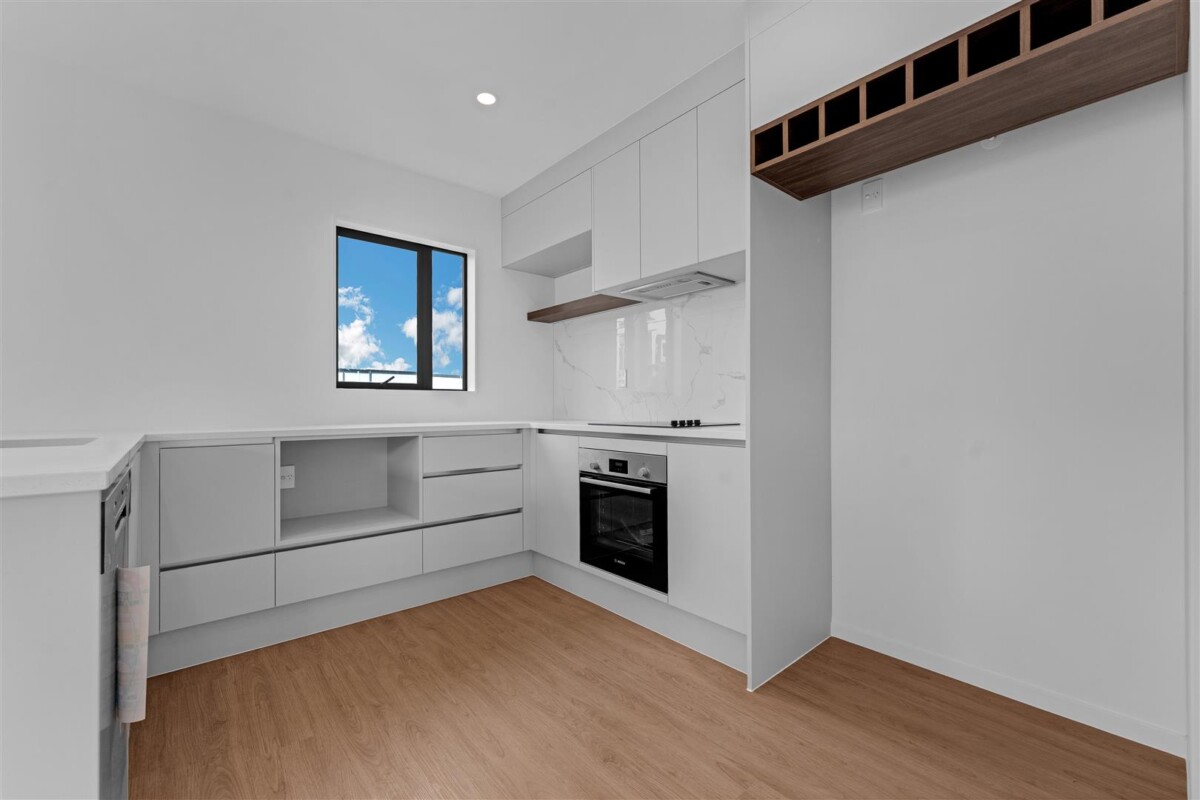 Must sell, Brandnew freehold 3 beds 2.5 baths home with car park, close to shops, schools, town centre, 8 Wahine Street, Papakura, Auckland