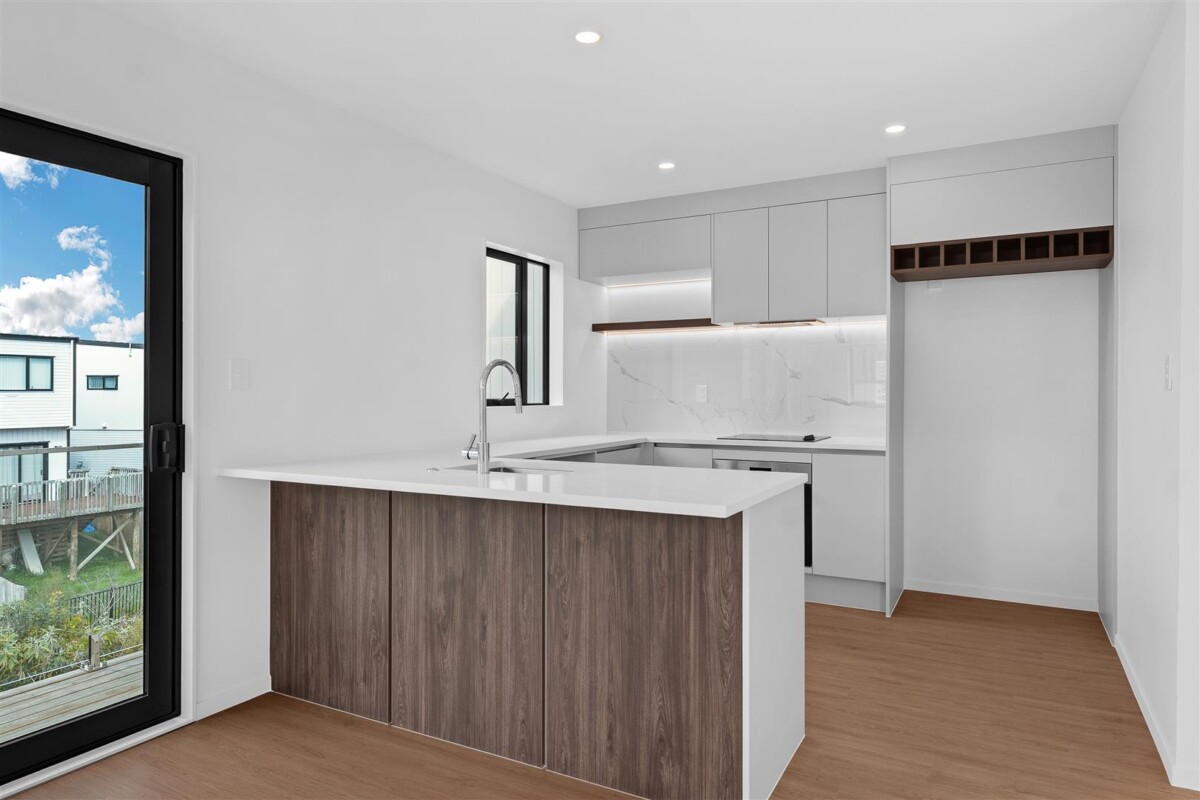 Must sell, Brandnew freehold 3 beds 2.5 baths home with car park, close to shops, schools, town centre, 8 Wahine Street, Papakura, Auckland
