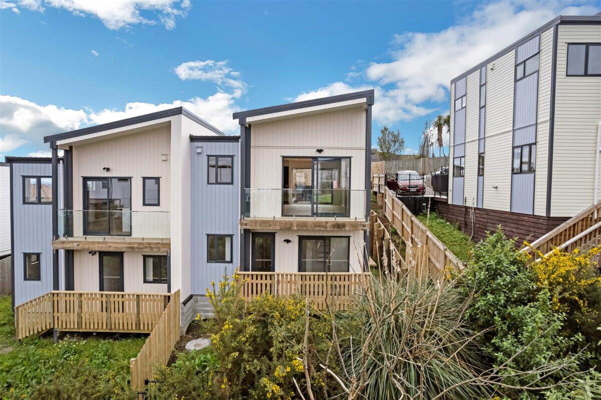 Must sell, Brandnew freehold 3 beds 2.5 baths home with car park, close to shops, schools, town centre, 8 Wahine Street, Papakura, Auckland