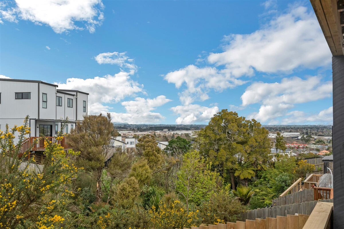 Must sell, Brandnew freehold 3 beds 2.5 baths home with car park, close to shops, schools, town centre, 8 Wahine Street, Papakura, Auckland
