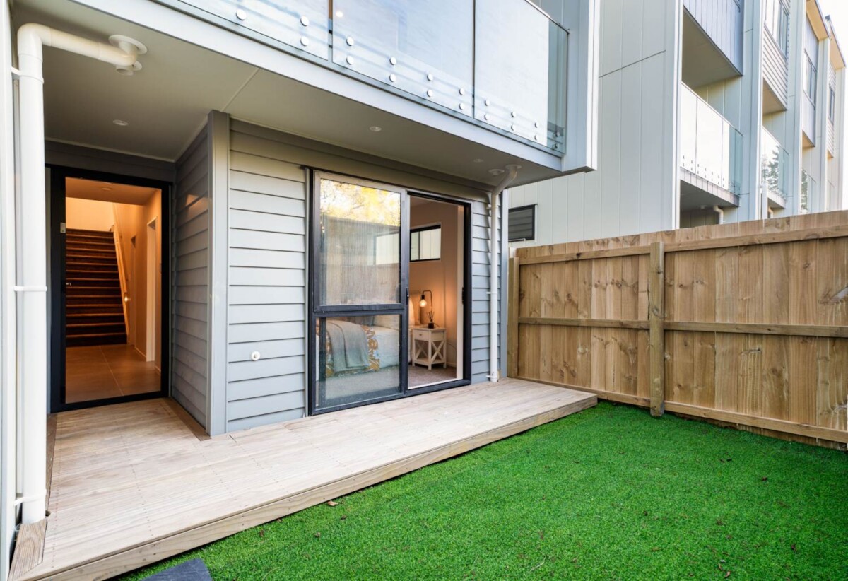 Brandnew freehold 3 beds + study 2.5 baths home with garage, no body corporate fees, walks to shops, schools, 0.9 km to Sunnyvale School, Lot 9/55 James Laurie Street, Henderson, Auckland
