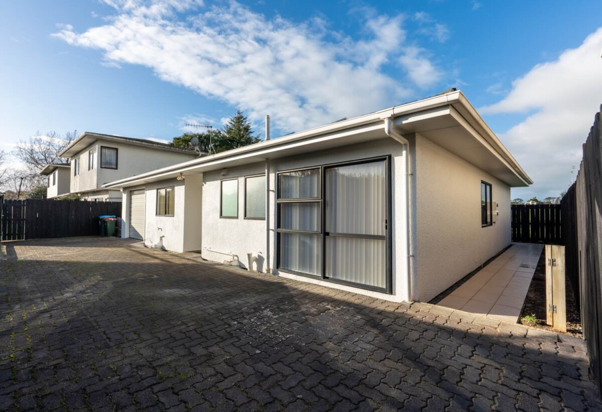 Once in 27 years, Next to Liston Park, Standalone 3 beds 1 bath house wit garage, close to Remuera Golf Course and the Lunn Avenue shops, Meadowbank Shopping Centre, Zoned for Remuera Intermediate and Selwyn College, 4/53A Abbotts Way, Remuera, Auckland