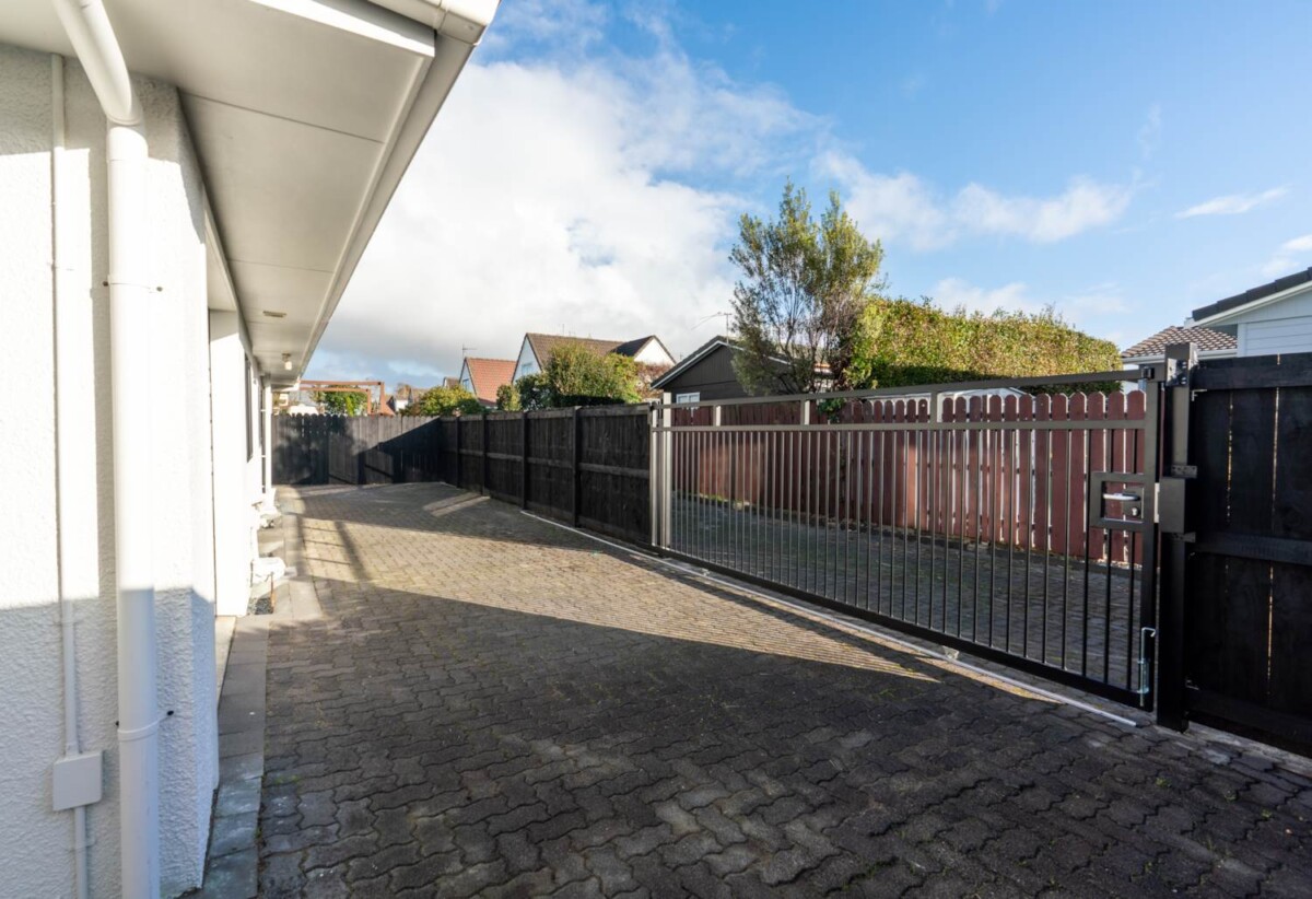 Once in 27 years, Next to Liston Park, Standalone 3 beds 1 bath house wit garage, close to Remuera Golf Course and the Lunn Avenue shops, Meadowbank Shopping Centre, Zoned for Remuera Intermediate and Selwyn College, 4/53A Abbotts Way, Remuera, Auckland
