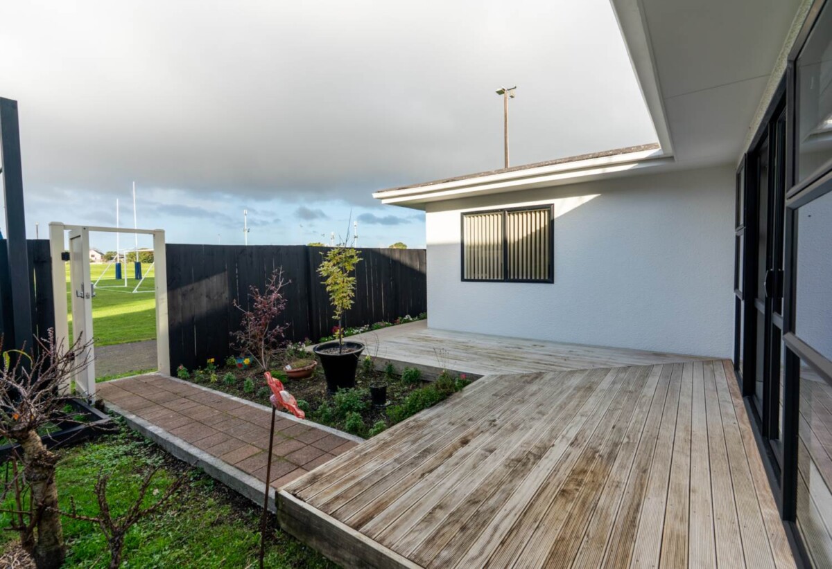 Once in 27 years, Next to Liston Park, Standalone 3 beds 1 bath house wit garage, close to Remuera Golf Course and the Lunn Avenue shops, Meadowbank Shopping Centre, Zoned for Remuera Intermediate and Selwyn College, 4/53A Abbotts Way, Remuera, Auckland
