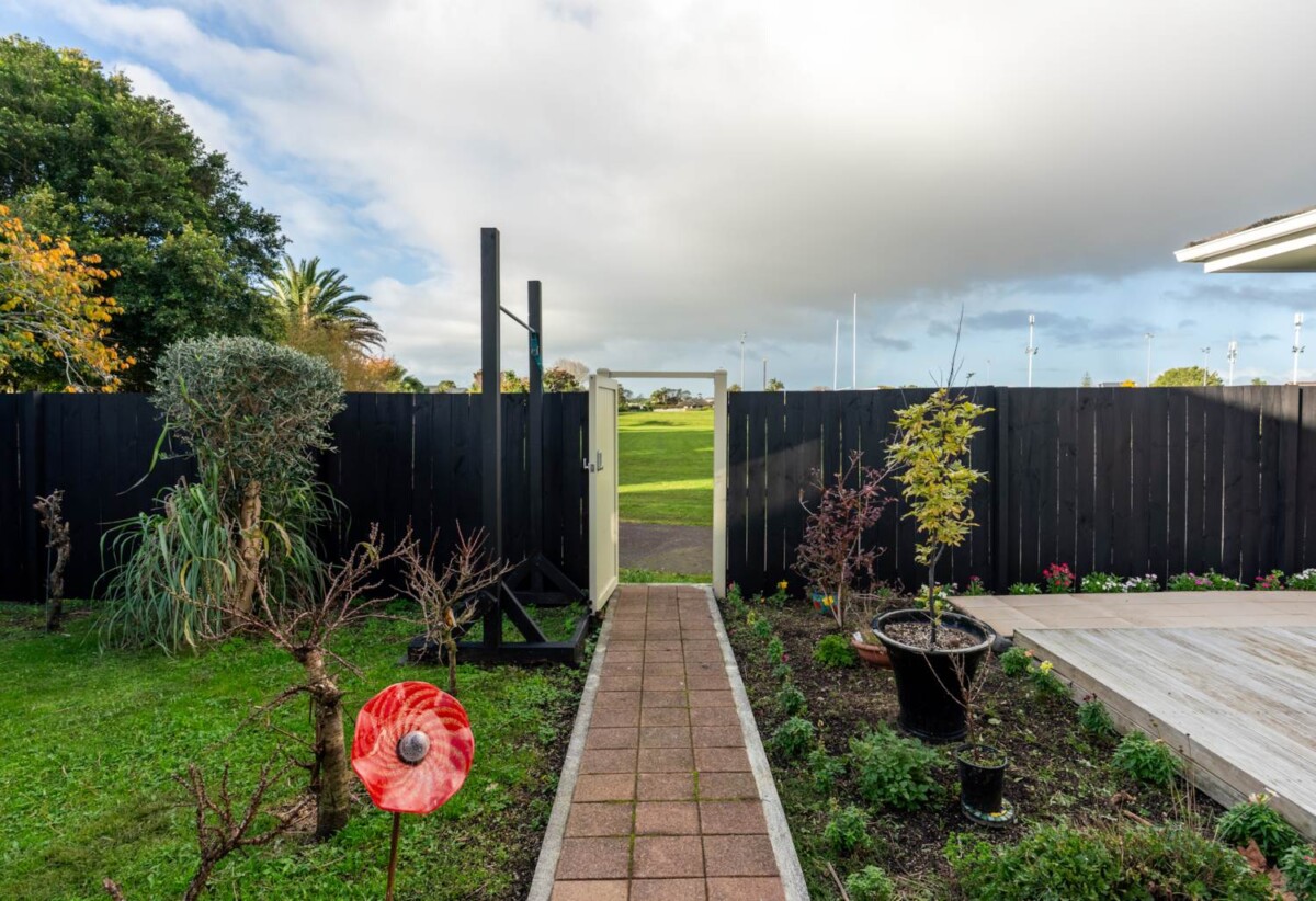 Once in 27 years, Next to Liston Park, Standalone 3 beds 1 bath house wit garage, close to Remuera Golf Course and the Lunn Avenue shops, Meadowbank Shopping Centre, Zoned for Remuera Intermediate and Selwyn College, 4/53A Abbotts Way, Remuera, Auckland