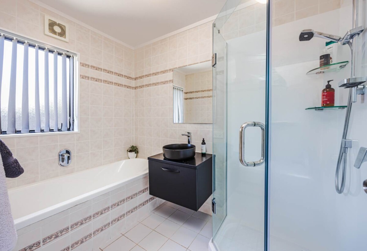 Once in 27 years, Next to Liston Park, Standalone 3 beds 1 bath house wit garage, close to Remuera Golf Course and the Lunn Avenue shops, Meadowbank Shopping Centre, Zoned for Remuera Intermediate and Selwyn College, 4/53A Abbotts Way, Remuera, Auckland