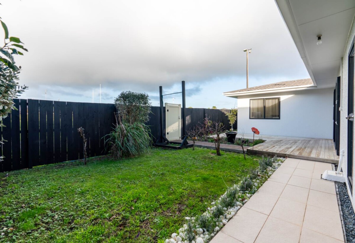 Once in 27 years, Next to Liston Park, Standalone 3 beds 1 bath house wit garage, close to Remuera Golf Course and the Lunn Avenue shops, Meadowbank Shopping Centre, Zoned for Remuera Intermediate and Selwyn College, 4/53A Abbotts Way, Remuera, Auckland