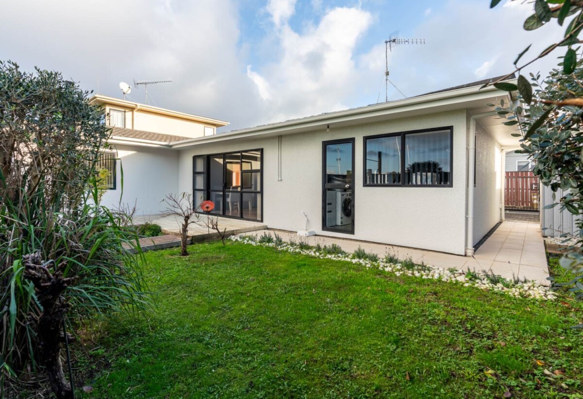 Once in 27 years, Next to Liston Park, Standalone 3 beds 1 bath house wit garage, close to Remuera Golf Course and the Lunn Avenue shops, Meadowbank Shopping Centre, Zoned for Remuera Intermediate and Selwyn College, 4/53A Abbotts Way, Remuera, Auckland