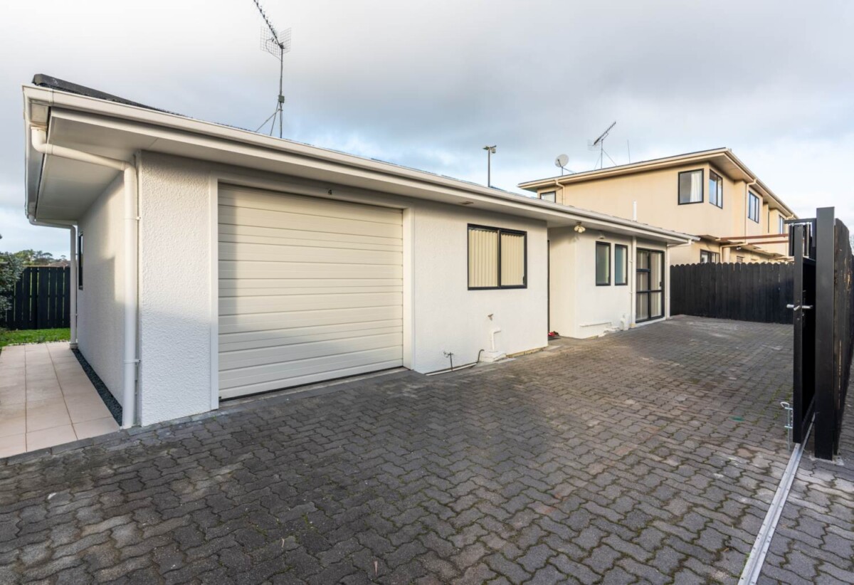 Once in 27 years, Next to Liston Park, Standalone 3 beds 1 bath house wit garage, close to Remuera Golf Course and the Lunn Avenue shops, Meadowbank Shopping Centre, Zoned for Remuera Intermediate and Selwyn College, 4/53A Abbotts Way, Remuera, Auckland