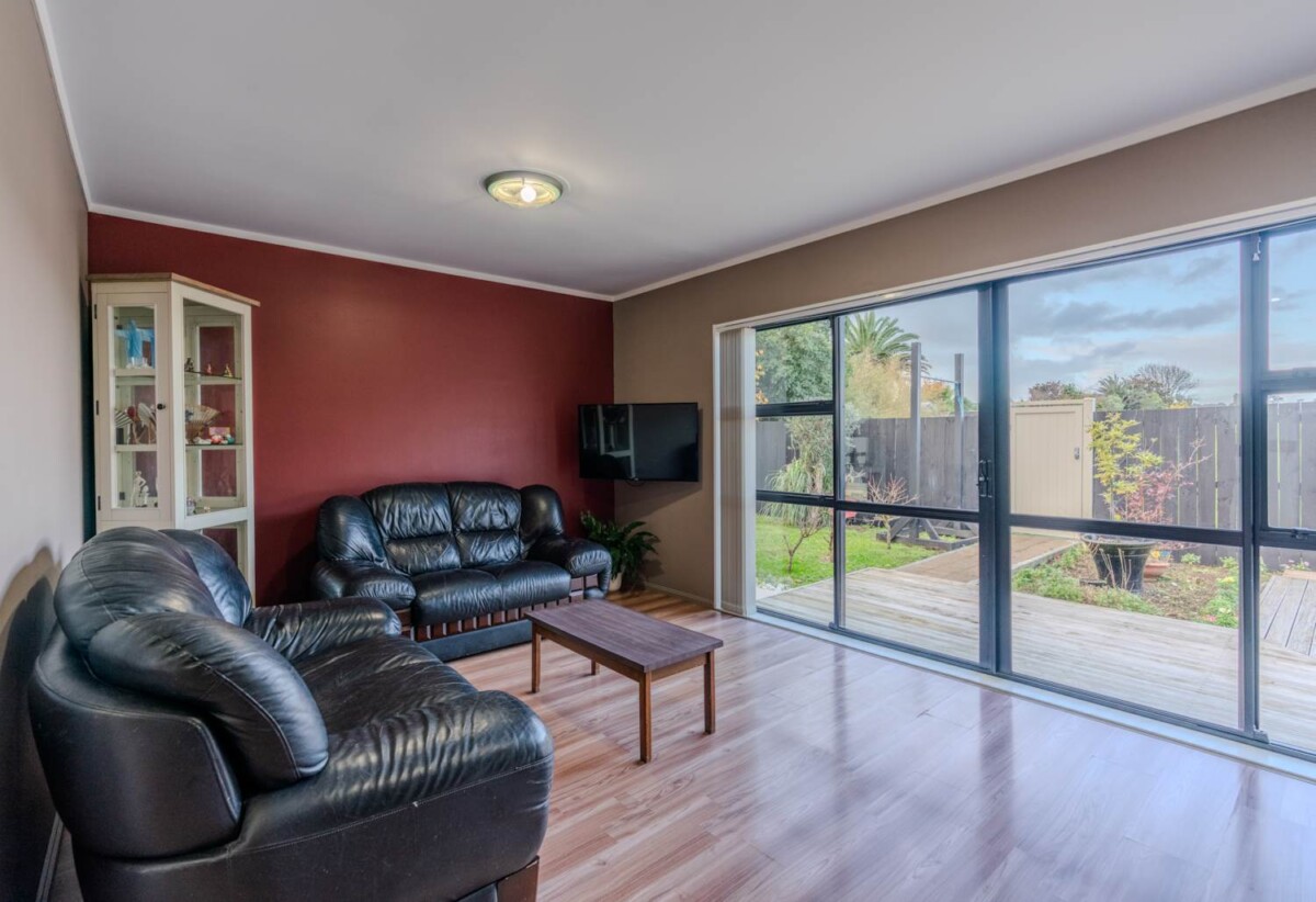 Once in 27 years, Next to Liston Park, Standalone 3 beds 1 bath house wit garage, close to Remuera Golf Course and the Lunn Avenue shops, Meadowbank Shopping Centre, Zoned for Remuera Intermediate and Selwyn College, 4/53A Abbotts Way, Remuera, Auckland