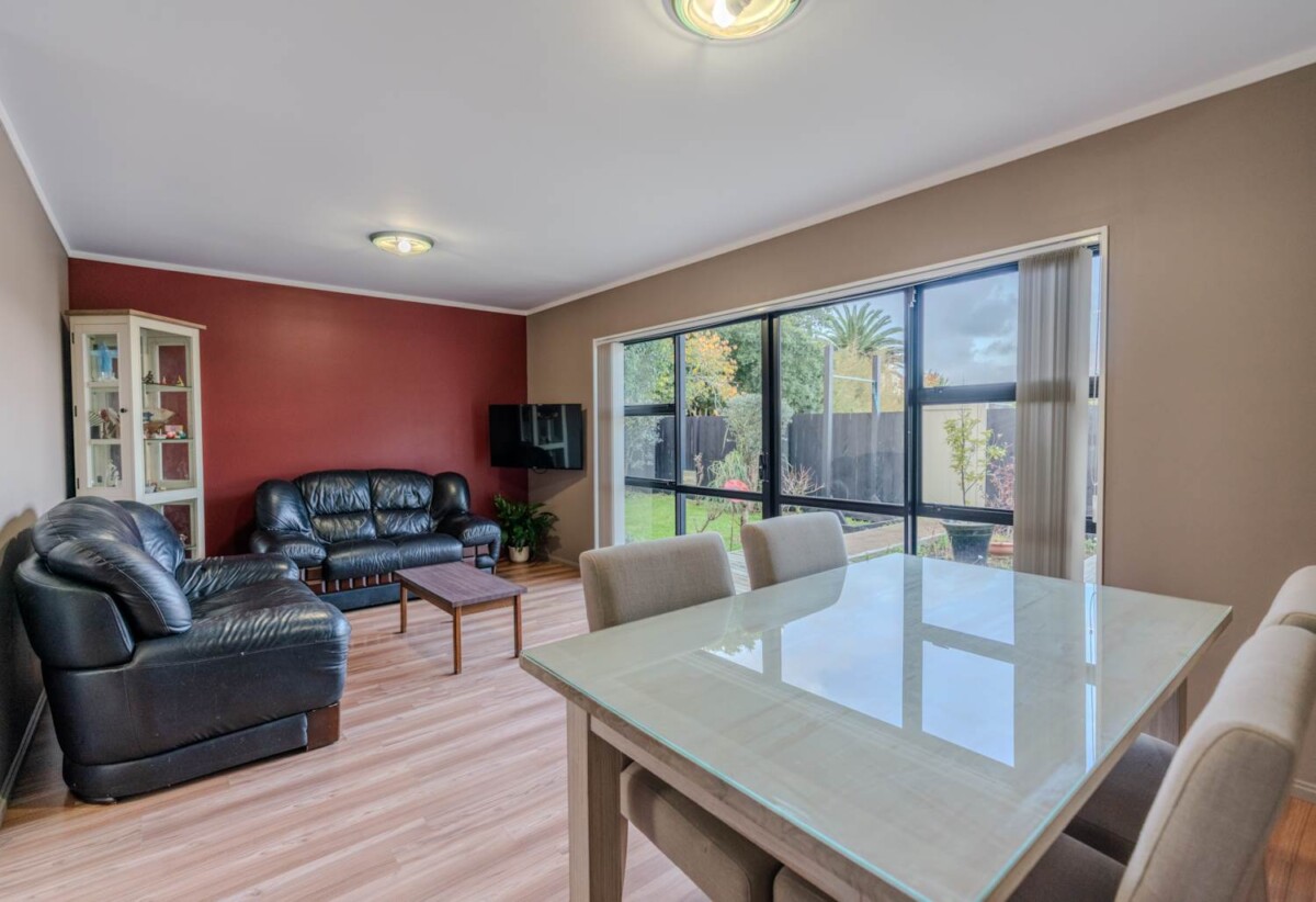 Once in 27 years, Next to Liston Park, Standalone 3 beds 1 bath house wit garage, close to Remuera Golf Course and the Lunn Avenue shops, Meadowbank Shopping Centre, Zoned for Remuera Intermediate and Selwyn College, 4/53A Abbotts Way, Remuera, Auckland