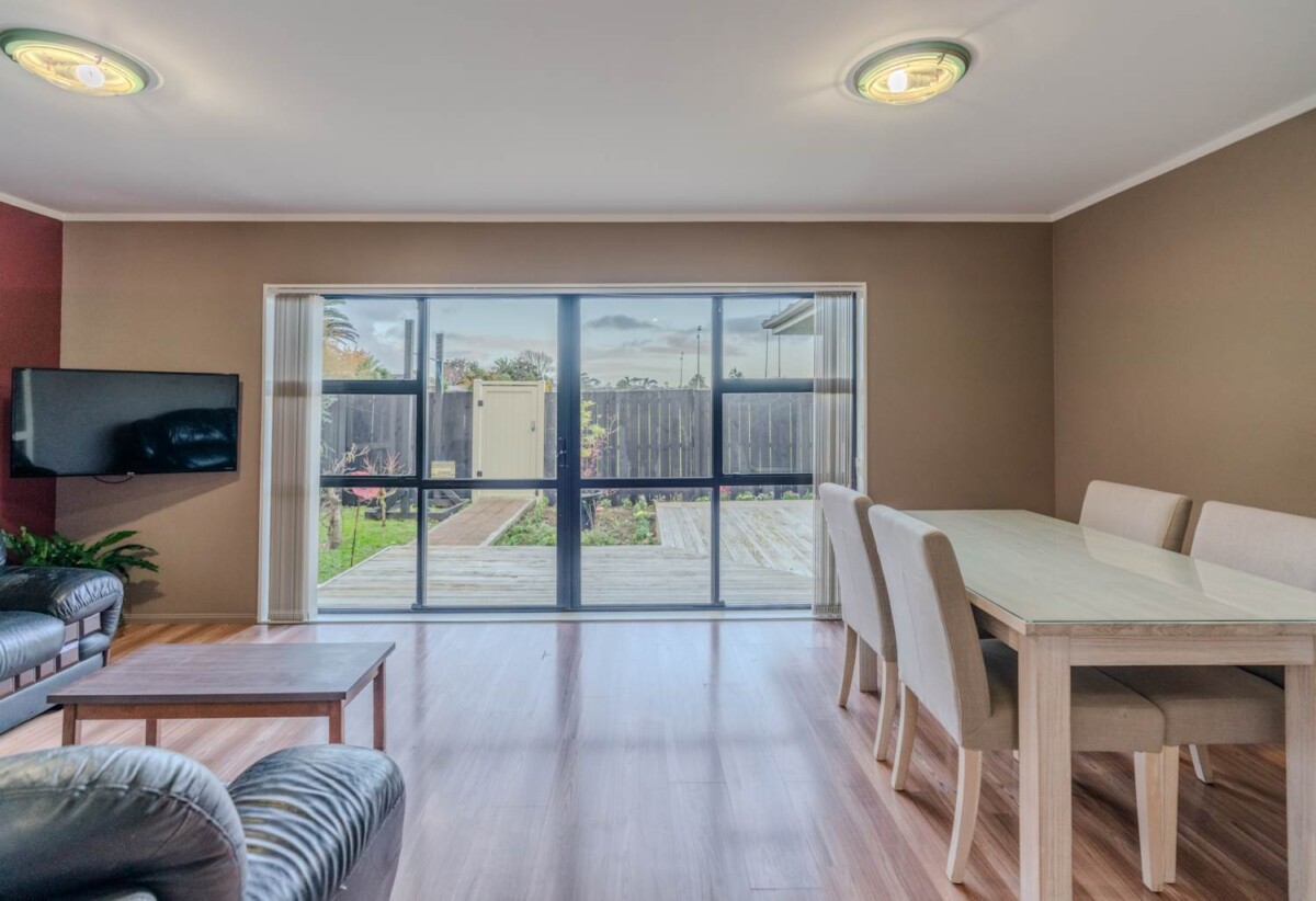 Once in 27 years, Next to Liston Park, Standalone 3 beds 1 bath house wit garage, close to Remuera Golf Course and the Lunn Avenue shops, Meadowbank Shopping Centre, Zoned for Remuera Intermediate and Selwyn College, 4/53A Abbotts Way, Remuera, Auckland