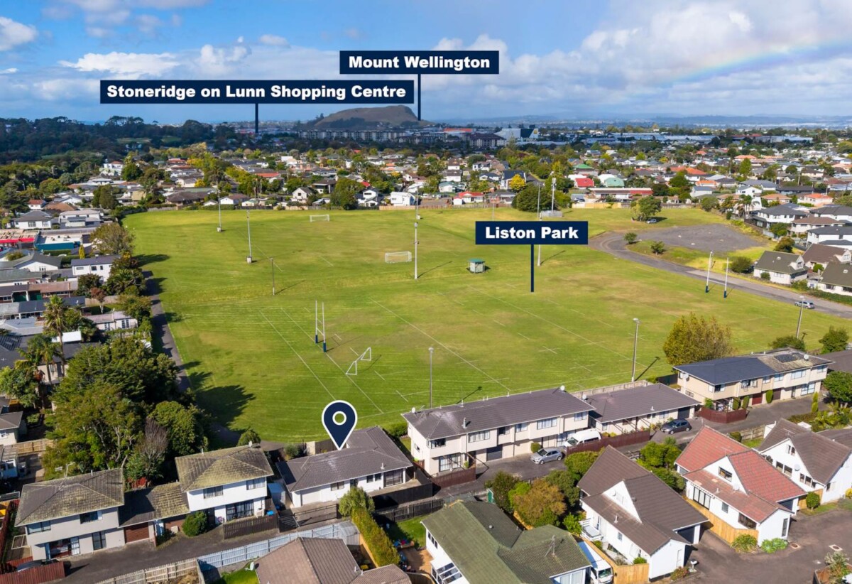 Once in 27 years, Next to Liston Park, Standalone 3 beds 1 bath house wit garage, close to Remuera Golf Course and the Lunn Avenue shops, Meadowbank Shopping Centre, Zoned for Remuera Intermediate and Selwyn College, 4/53A Abbotts Way, Remuera, Auckland