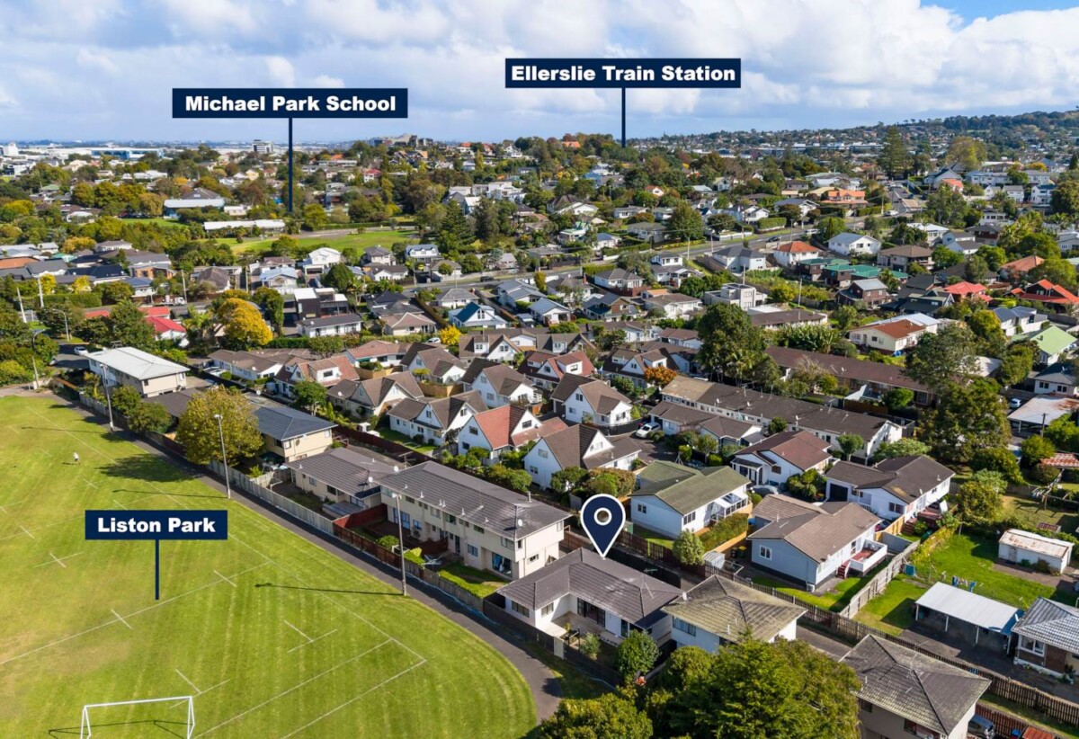 Once in 27 years, Next to Liston Park, Standalone 3 beds 1 bath house wit garage, close to Remuera Golf Course and the Lunn Avenue shops, Meadowbank Shopping Centre, Zoned for Remuera Intermediate and Selwyn College, 4/53A Abbotts Way, Remuera, Auckland