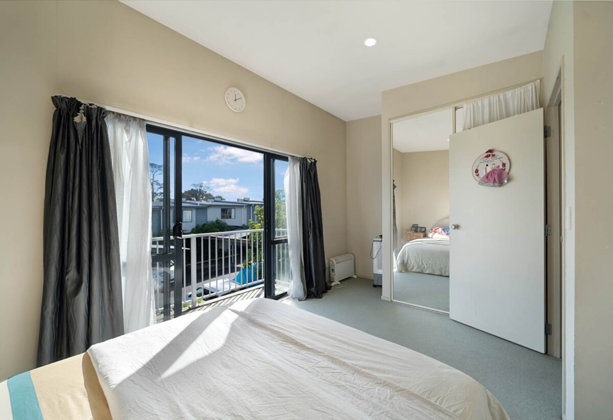 2 beds 1 bath home with car park and Fully fenced backyard, 2-min walk to Pak ‘n Save. Short drive to St Lukes Mall and Lynn Mall. walk to Avondale Train Station, 0.6 km to Avondale Primary School (Auckland), Note: The weathertightness issues exist. A future recladding project by the Complex is planned, 18/8 Soljak Place, Mt Albert, Auckland