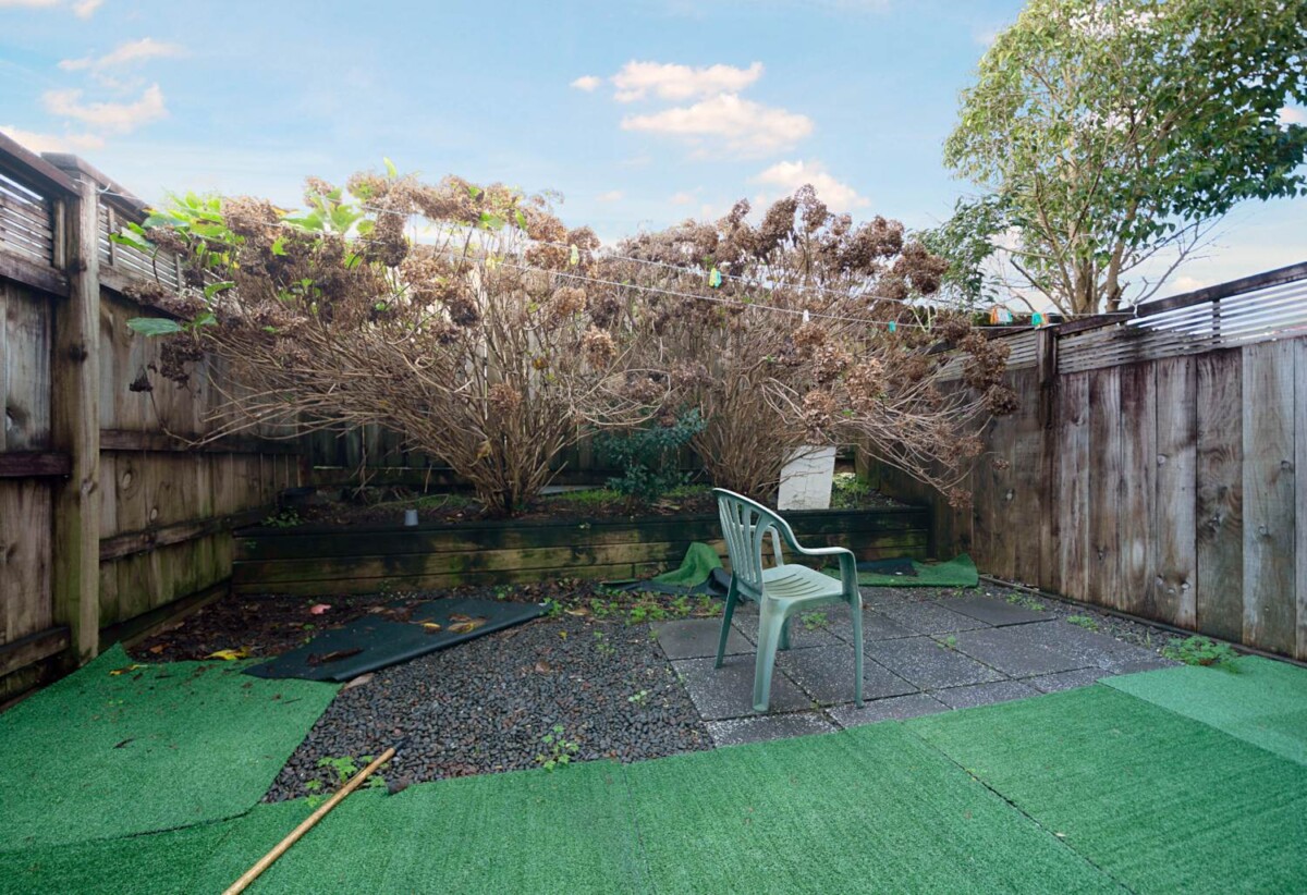 2 beds 1 bath home with car park and Fully fenced backyard, 2-min walk to Pak ‘n Save. Short drive to St Lukes Mall and Lynn Mall. walk to Avondale Train Station, 0.6 km to Avondale Primary School (Auckland), Note: The weathertightness issues exist. A future recladding project by the Complex is planned, 18/8 Soljak Place, Mt Albert, Auckland