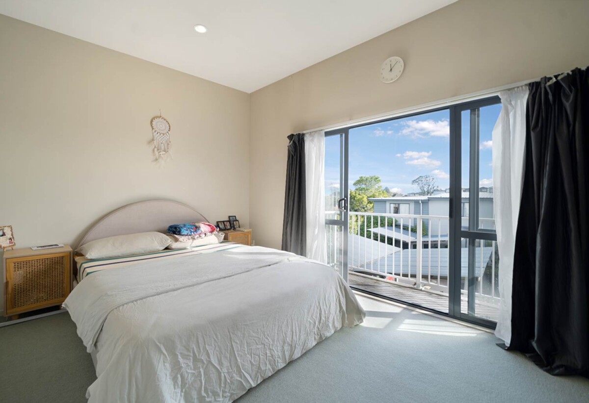 2 beds 1 bath home with car park and Fully fenced backyard, 2-min walk to Pak ‘n Save. Short drive to St Lukes Mall and Lynn Mall. walk to Avondale Train Station, 0.6 km to Avondale Primary School (Auckland), Note: The weathertightness issues exist. A future recladding project by the Complex is planned, 18/8 Soljak Place, Mt Albert, Auckland