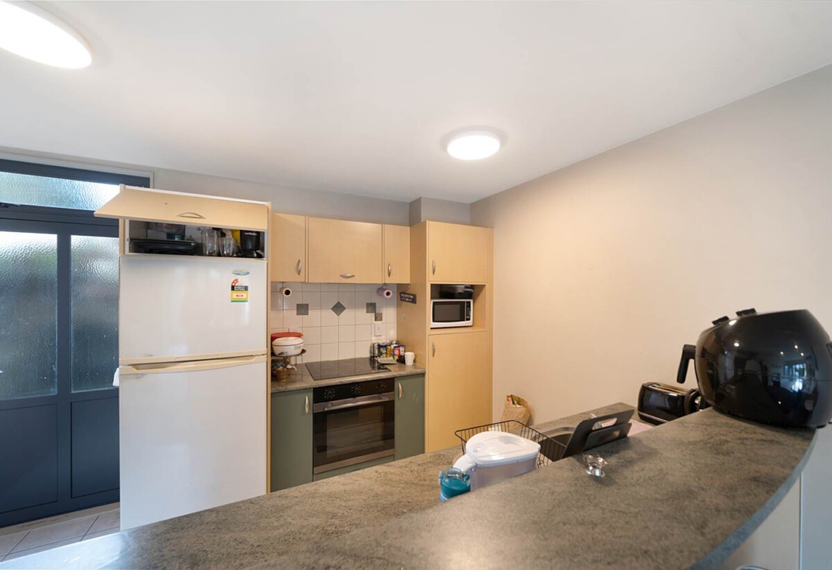 2 beds 1 bath home with car park and Fully fenced backyard, 2-min walk to Pak ‘n Save. Short drive to St Lukes Mall and Lynn Mall. walk to Avondale Train Station, 0.6 km to Avondale Primary School (Auckland), Note: The weathertightness issues exist. A future recladding project by the Complex is planned, 18/8 Soljak Place, Mt Albert, Auckland