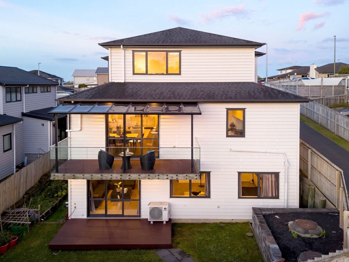 361m2 6 beds 4.5 baths house with double garage and 2-beds granny on 434m2 section, positioned on the border of Massey and Westgate, you’re just minutes from local schools, shopping and dining at Westgate and NorthWest, easy motorway access, 32 McWhirters Farm Lane, Massey, Auckland