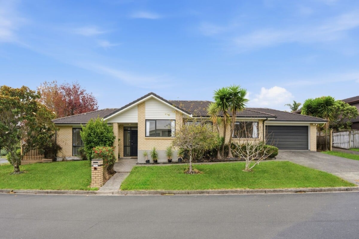 203m2 Brick and tile 4 beds 2.5 baths house on 602m2 section, just a short stroll to Albany Mall, a mins to local school, and convenient transport links. Zoned for Oteha Valley School, Northcross Intermediate, and Long Bay College, 2 Spring Valley, Oteha, Auckland