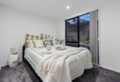 Ignore CV – Vendor Selling Below CV ( CV $1,050,000), 3 beds (3 ensuites) 3.5 baths home with garage, just minutes to SH1 motorway access, and close to Albany Westfield, cafés, and parks, with zoning for Oteha Valley School, Northcross Intermediate, and Long Bay College. 25D Oteha Valley Road, Northcross, Auckland