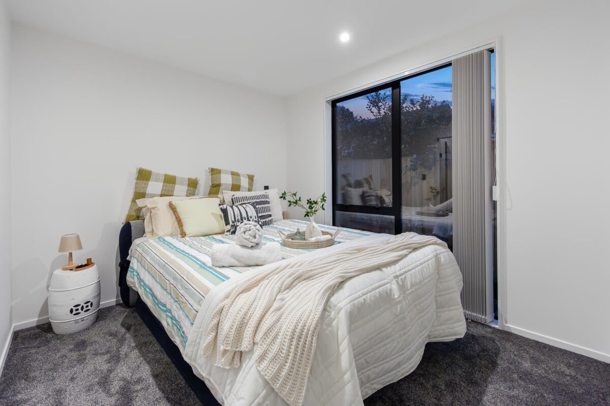 Ignore CV – Vendor Selling Below CV ( CV $1,050,000), 3 beds (3 ensuites) 3.5 baths home with garage, just minutes to SH1 motorway access, and close to Albany Westfield, cafés, and parks, with zoning for Oteha Valley School, Northcross Intermediate, and Long Bay College. 25D Oteha Valley Road, Northcross, Auckland