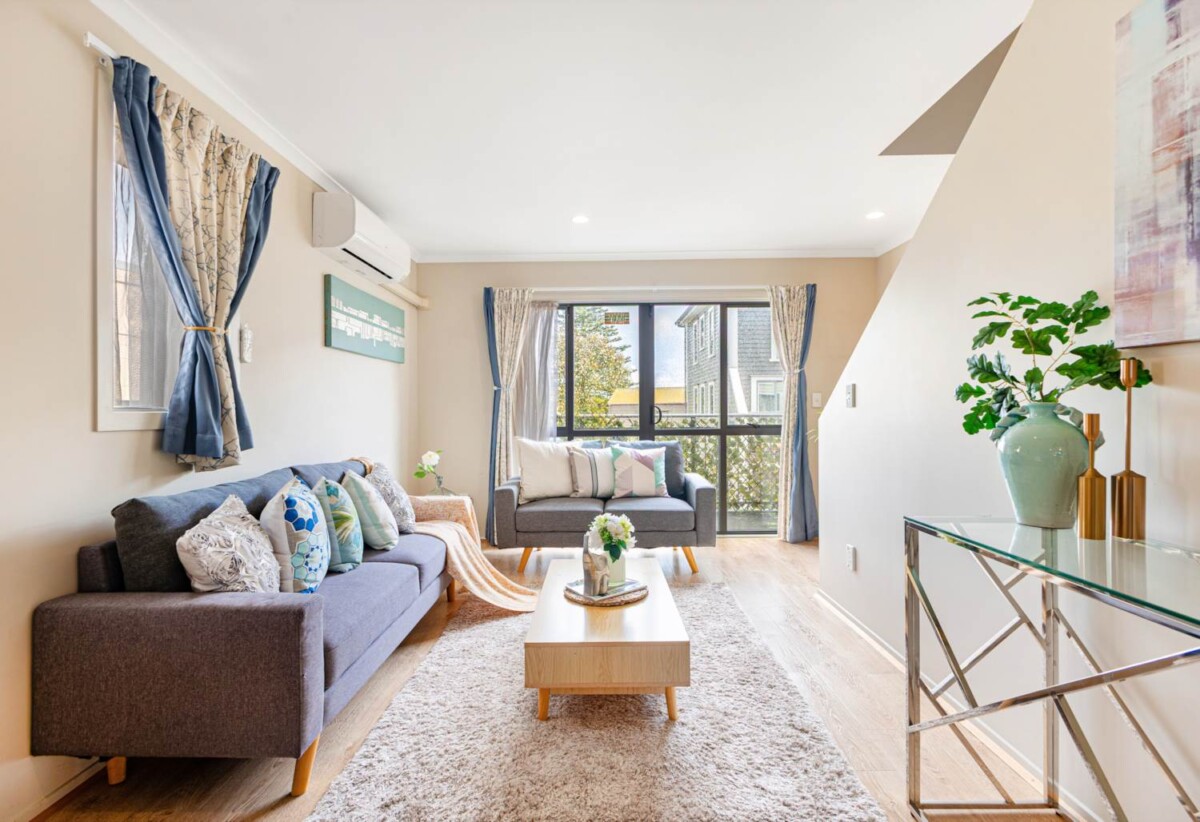 Highly motivated vendor, Only $499K, Papatoetoe Central 2 beds 1 bath home with garage for 2 cars, Walking distance to Hunters Corner, shops, cafés & restaurants, minutes to schools, motorway access, Zoned for Papatoetoe Central School, Papatoetoe Intermediate & Papatoetoe High School, 30/289 Shirley Road, Papatoetoe, Auckland