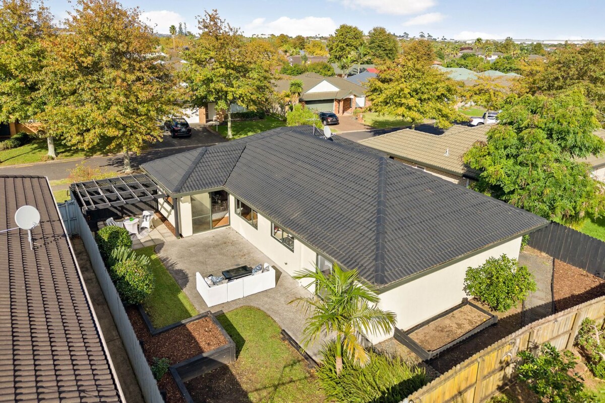 Vendors Settled Overseas, Botany Downs Secondary College zone, 140m2 3 beds 1 bath house with double garage on 400m2 section, moments to Botany Downs shopping centre, schools, 7 Brittas Place, East Tamaki, Auckland