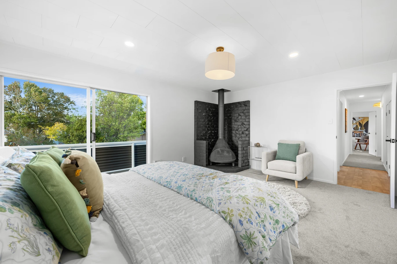 160m2 2 beds 2 baths house with garage on 724m2 section, A separate garage adds practicality and flexibility, offering secure parking, workshop space, or additional storage. With plenty of off-street parking available. 9 Osmond Court, Sunnyvale, Auckland