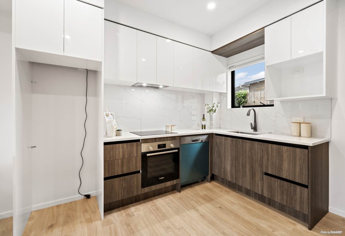 10 year Master builder Guarantee till 2032 , 3 beds 2.5 baths home with garage, Walking distance to New World and Moore Street shops, schools, zoned for Owairoa Primary, Howick Intermediate, and Howick College, 64C Union Road, Howick, Auckland
