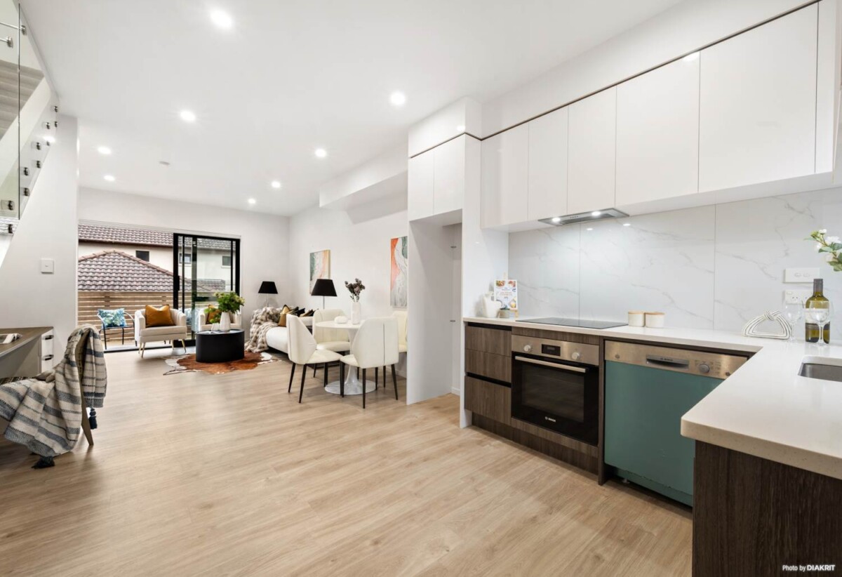 10 year Master builder Guarantee till 2032 , 3 beds 2.5 baths home with garage, Walking distance to New World and Moore Street shops, schools, zoned for Owairoa Primary, Howick Intermediate, and Howick College, 64C Union Road, Howick, Auckland