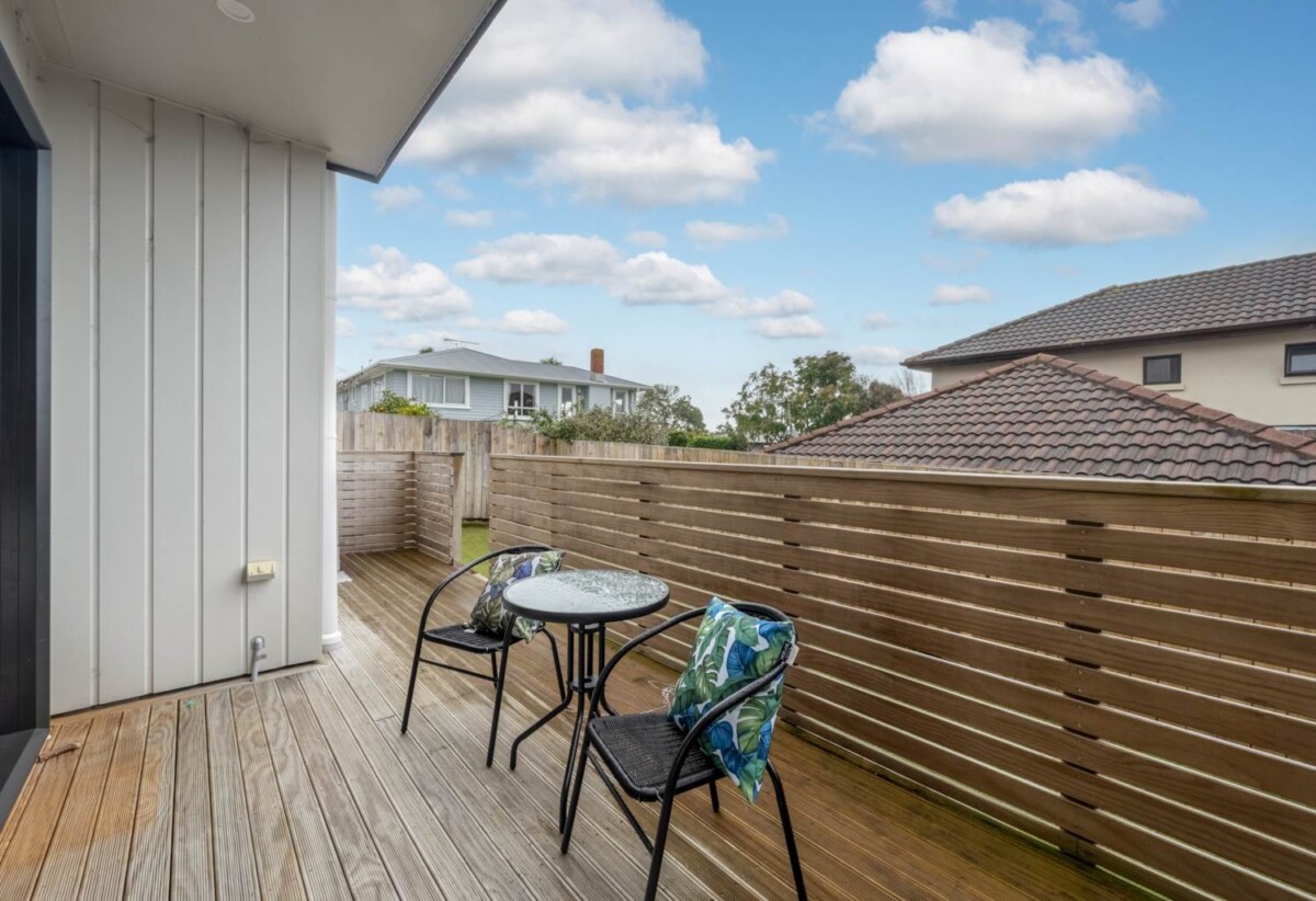 10 year Master builder Guarantee till 2032 , 3 beds 2.5 baths home with garage, Walking distance to New World and Moore Street shops, schools, zoned for Owairoa Primary, Howick Intermediate, and Howick College, 64C Union Road, Howick, Auckland